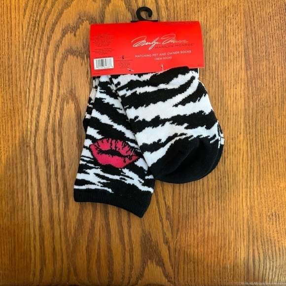 ๐ 6/$60, NWT, Marilyn Monroe Pet & Owner, Zebra & Kiss Theme Sock Set, Large - Picture 2 of 3